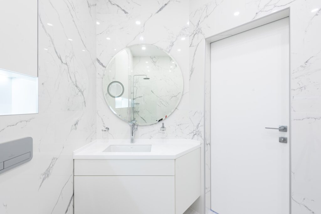 Bathroom with a round mirror