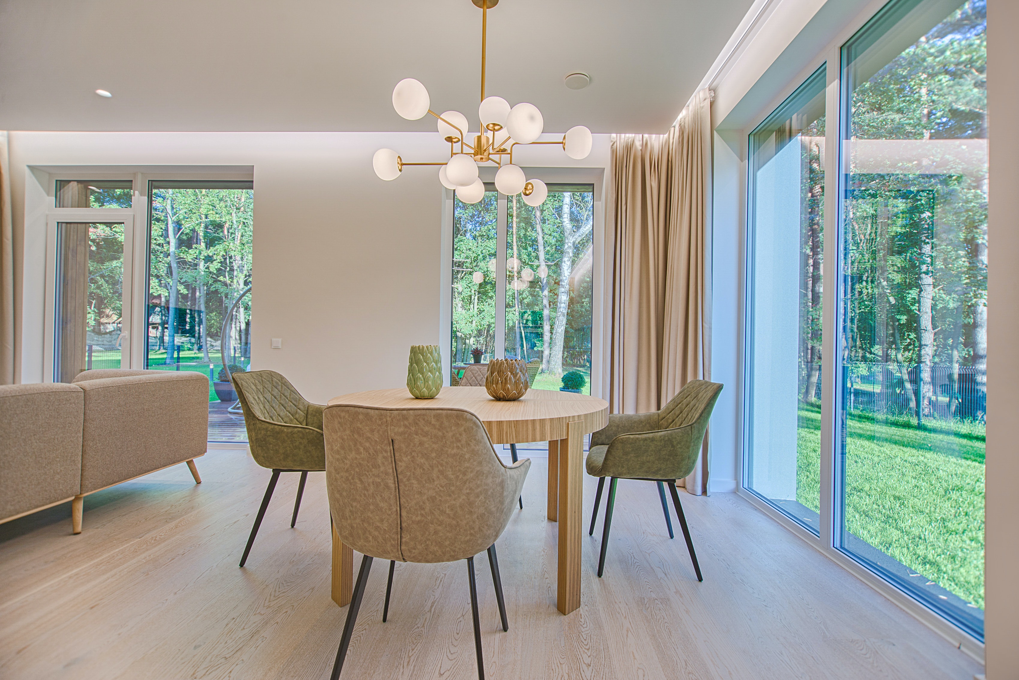 Living room with chairs and round table - Wall Hugger Recliners 