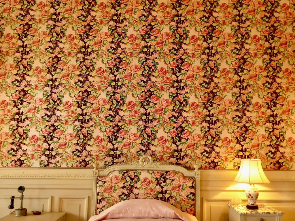 A room with a patterned wallpaper on walls